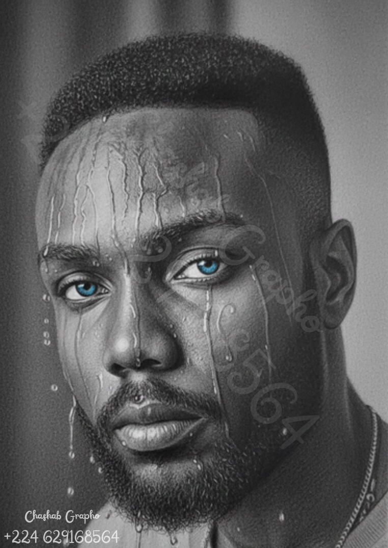Portrait hyperréaliste en noir et blanc de l'artiste Chashab Grapho, montrant un visage masculin ruisselant d'eau avec des yeux bleus perçants. Une œuvre de dessin numérique détaillée mettant l'accent sur les textures de peau, les gouttes d'eau et l'expres