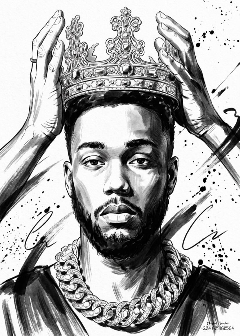 Illustration à l'encre noir et blanc de deux mains posant une couronne sertie de bijoux sur la tête d'un jeune homme au regard calme, portant une chaîne en argent, technique à l'encre avec éclaboussures dynamiques, par chashab Grapho.