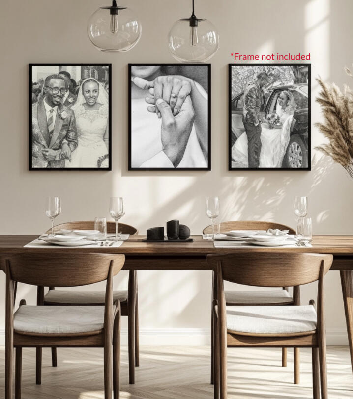 Série de trois portraits de mariage noir et blanc personnalisés exposés dans une salle à manger moderne.