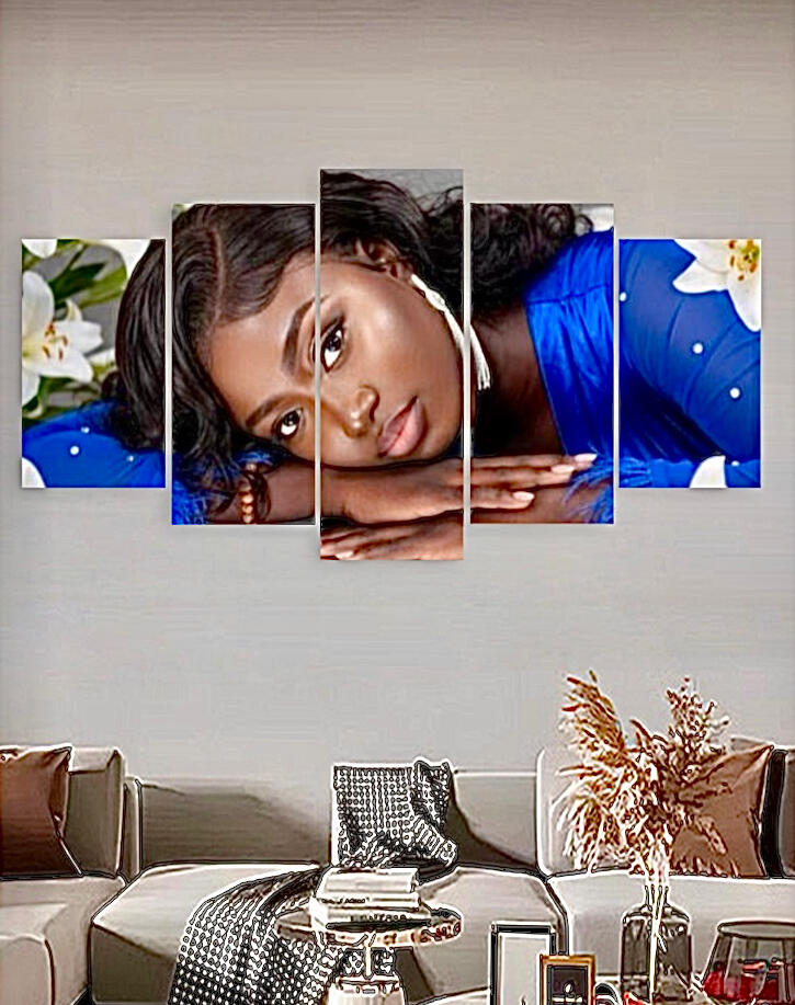 Œuvre d'art numérique fragmentée en cinq panneaux montrant le visage d'une femme noire mélancolique en robe bleue, accoudée, avec des fleurs blanches en arrière-plan. Style design contemporain par Chashab Grapho.