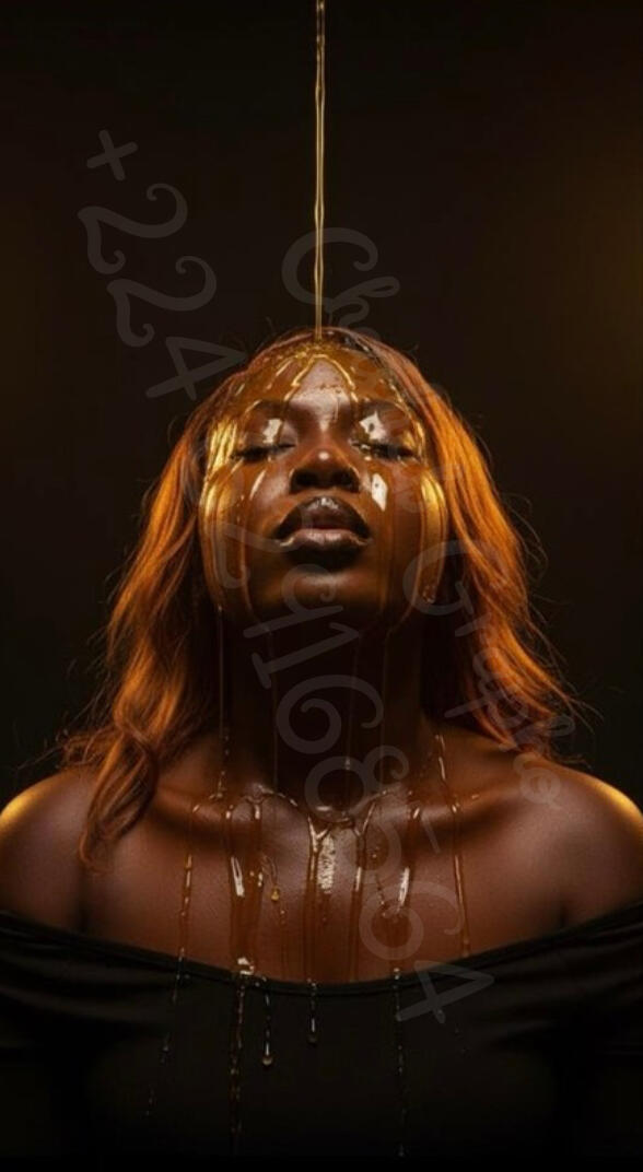 Portrait conceptuel d'une femme noire avec de l'huile coulant sur son visage, reflets dorés et fond sombre, esthétique luxe et organique.
