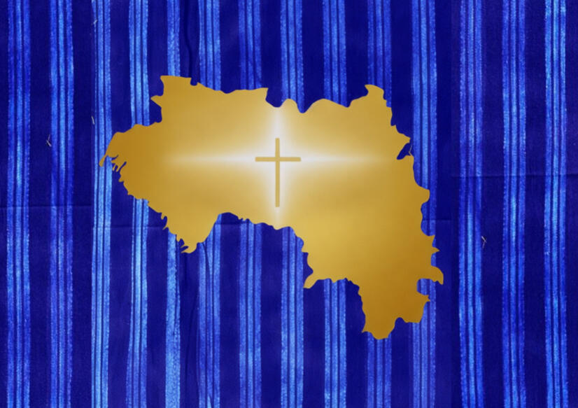 Une illustration de la carte de la Guinée en or sur un fond de tissu traditionnel indigo à rayures. Une croix lumineuse est centrée sur la carte, symbolisant la foi et l'identité culturelle, réalisée par l'artiste Chashab Grapho.